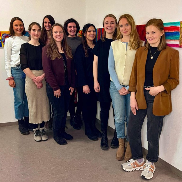 Gruppenfoto aller Gründungmitglieder von "Geborgen aufblühen - Montessori Kaufbeuren e. V. i. Gr."